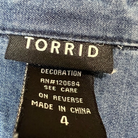 Torrid Classic Chambray Blue Denim Button-Up Shirt size 4 - Picture 3 of 14